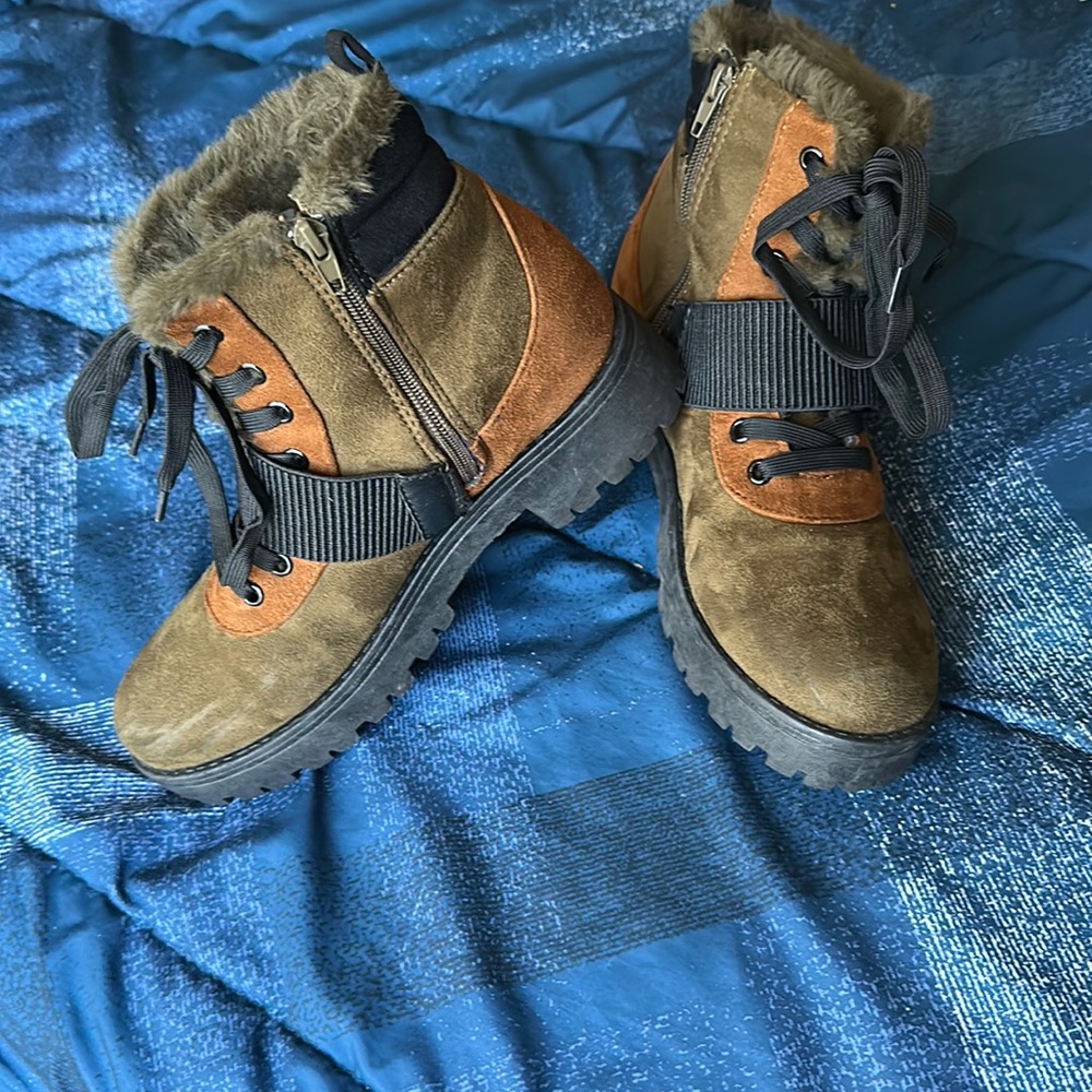 Snow boots with fur inside